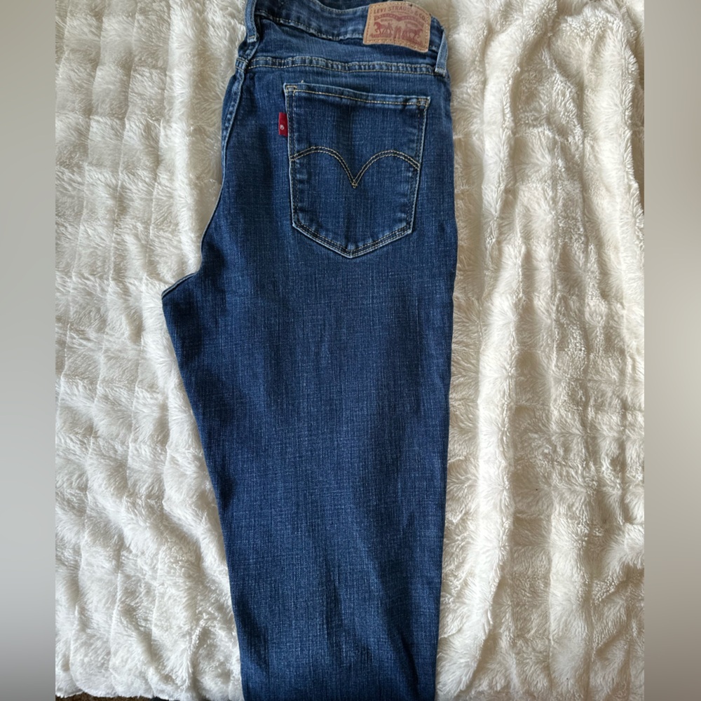 Levi’s slimming 731 I believe. Size 30/30. Excellent condition.